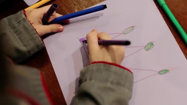 Little Girl Draws White Sheet Felt Tip Pens — Stock Video