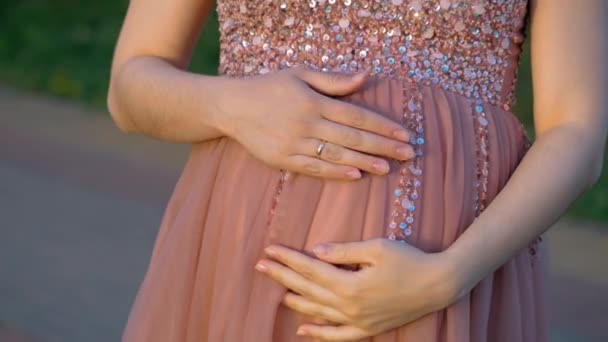 Vestido Rosa Acariciando Seu Estômago — Vídeo de Stock