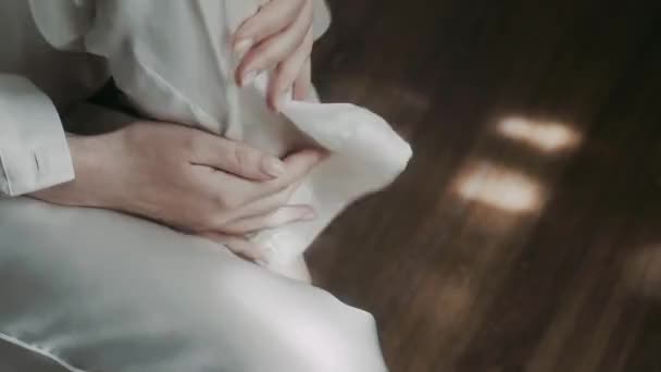 Девушка Белом Сидит Стуле Гладит Свою Ногу — стоковое видео
