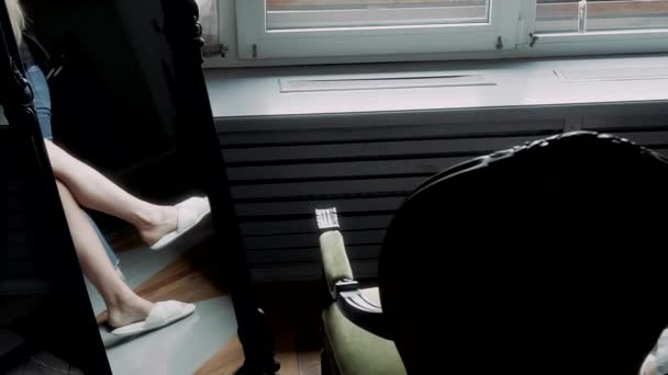 Jambes Féminines Assis Sur Une Chaise Sont Visibles Travers Miroir — Video