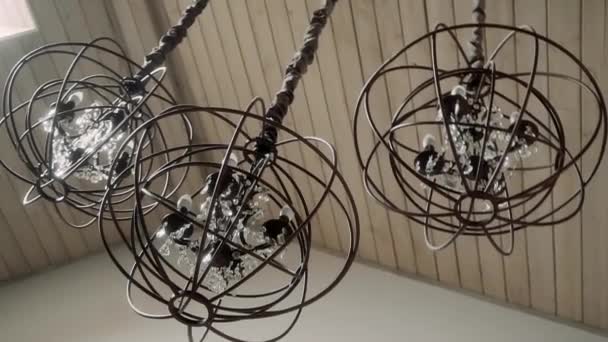 Okrągłe Minimalistyczne Metalowe Żyrandole — Wideo stockowe