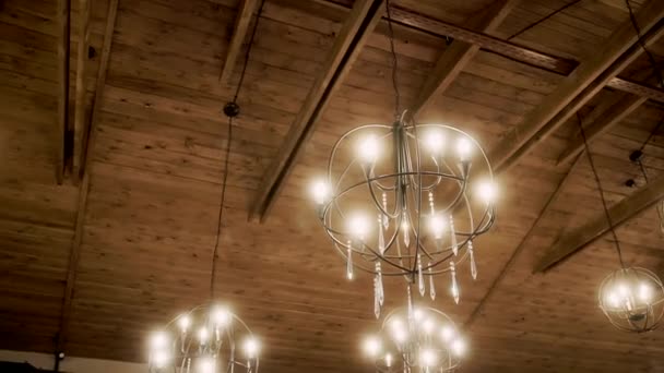木製の天井にミニマリストのシャンデリア — ストック動画