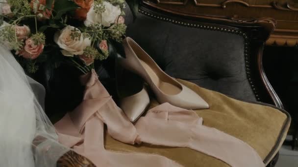 Kadın Bej Ayakkabıları Çiçeklerin Peçenin Yanındaki Eski Bir Koltukta Duruyor — Stok video