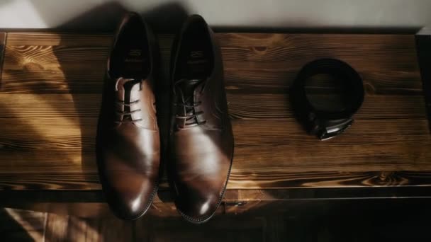 Braune Herrenschuhe Stehen Auf Einem Braunen Tisch — Stockvideo