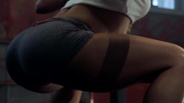 Kız spor salonunda çömeliyor. Egzersiz yapıyorum. Spor gençliği.