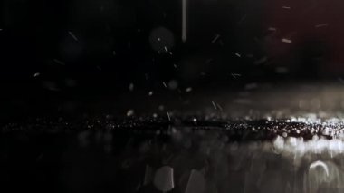 Ter damlaları yere düşüyor, su sıçrıyor..
