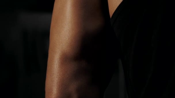 Clases Gimnasio Los Músculos Masculinos Están Hinchados Primer Plano Del — Vídeos de Stock