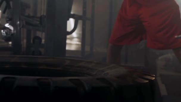 交接处轮胎练习 一个人用铁锤打轮胎 — 图库视频影像