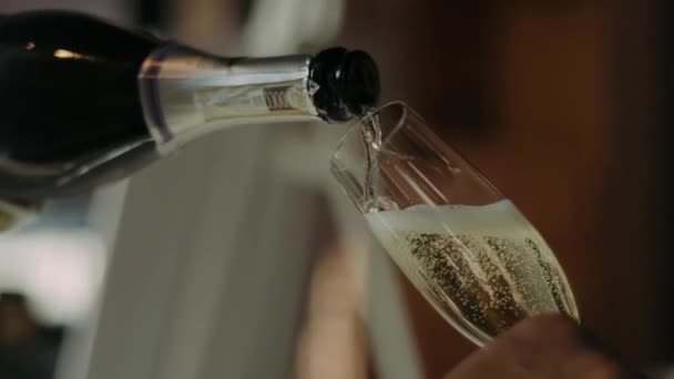 Champagne Wordt Een Glas Gegoten — Stockvideo