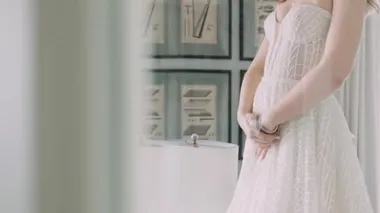 Bir kadın kocasını bekliyor. Kadın pencerede kocasını bekliyor. Kadınların elleri birbirine çarpar.