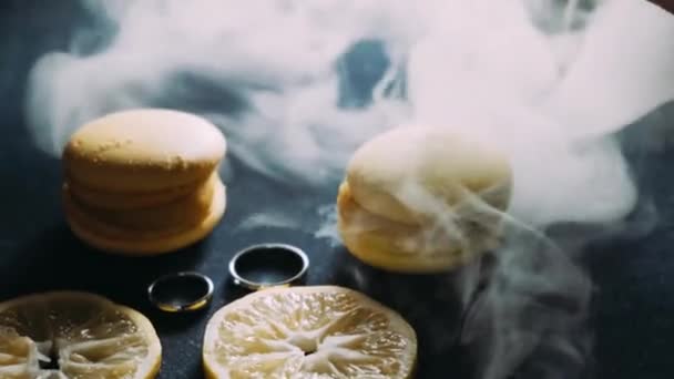 Pequeñas Galletas Pasta Encuentran Cerca Los Anillos Sopla Humo — Vídeos de Stock