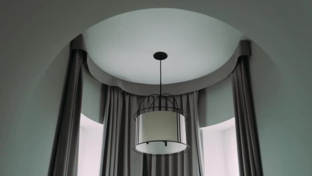 Aan Het Halfronde Plafond Hangt Een Ongewone Elegante Beige Kroonluchter — Stockvideo