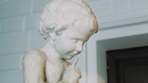 以丘比特形状出现的石膏雕像 — 图库视频影像