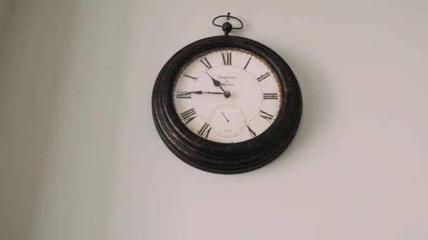 Viejo Reloj Cuelga Casa Una Pared Blanca — Vídeo de stock