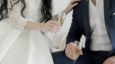Kadın ve erkek kadehlerini şampanyayla kontrol eder.