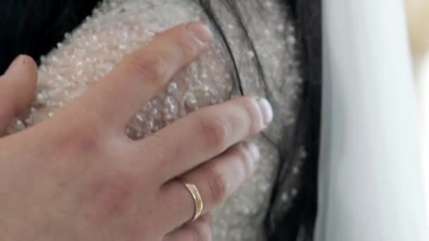 Ein Verheirateter Mann Mit Ring Berührt Ein Mädchen Der Schulter — Stockvideo