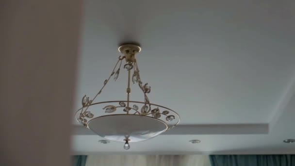 Fogli Metallo Lampadario Bianco Modello Insolito Lampadario Che Pende Sul — Video Stock