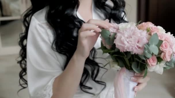 Una Ragazza Cappotto Bianco Con Capelli Neri Guarda Bouquet — Video Stock