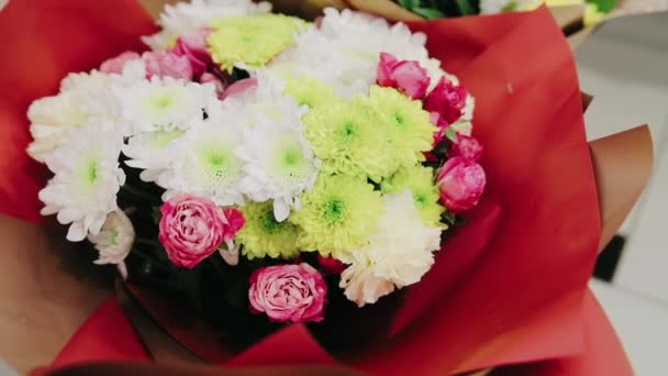 Een Groter Boeket Bloemen Een Rood Frame — Stockvideo