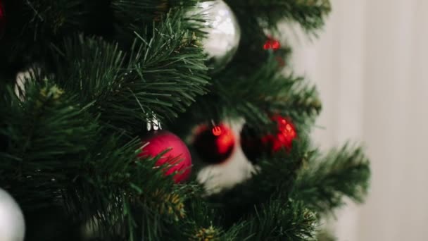 Schöner Grüner Weihnachtsbaum Mit Schönen Kugeln Geschmückt — Stockvideo
