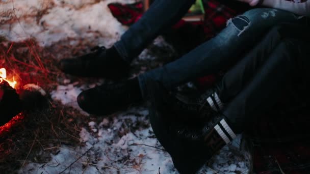 Erkek Dişi Bacakları Kış Ateşi Altında Güneşleniyor — Stok video
