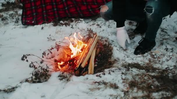 Kışın Küçük Bir Ateşe Cips Atıp Kırmızıya Boyamak Için — Stok video