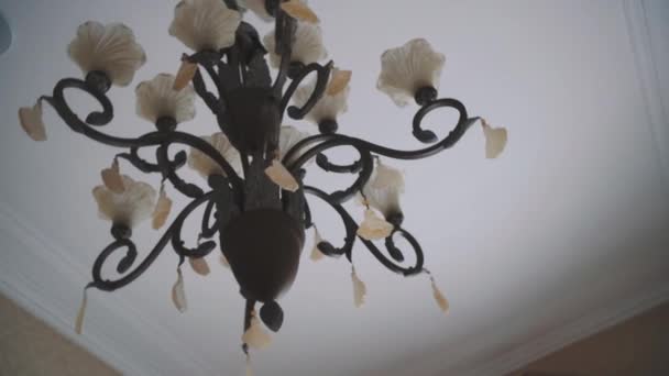 Lampadario Marrone Appeso Soffitto Bianco — Video Stock