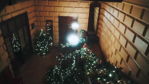 Σκάλα Στο Σπίτι Είναι Διακοσμημένη Την Πράσινη Διακόσμηση Της Πρωτοχρονιάς — Αρχείο Βίντεο