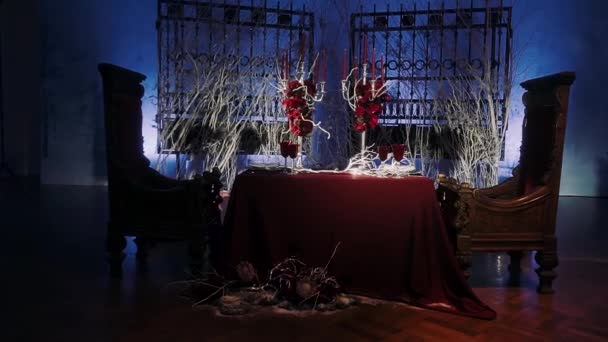 Kersttafel Met Rood Tafelkleed Kaarsen Winterdecor — Stockvideo