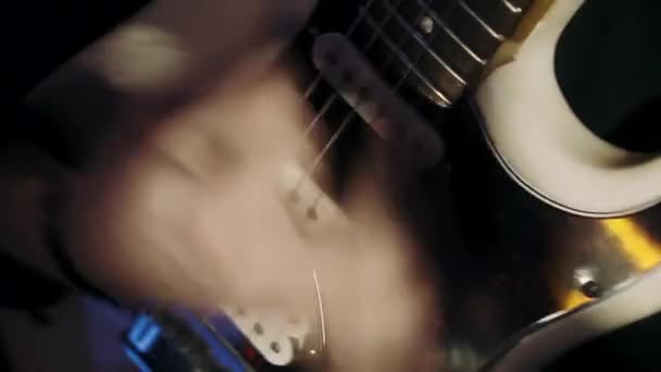 Tocando Guitarra Elétrica Clube — Vídeo de Stock