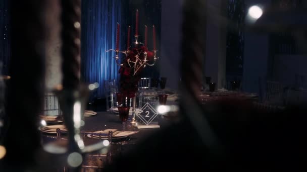 赤いテーブルクロスとキャンドルの冬の装飾クリスマステーブル — ストック動画
