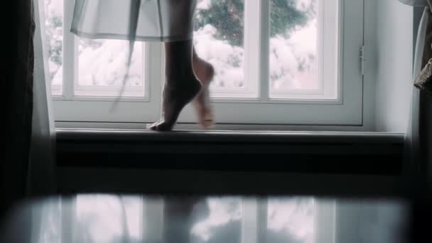 Κορίτσι Περπατά Ξυπόλητο Ένα Περβάζι Του Παραθύρου Μια Χειμωνιάτικη Μέρα — Αρχείο Βίντεο