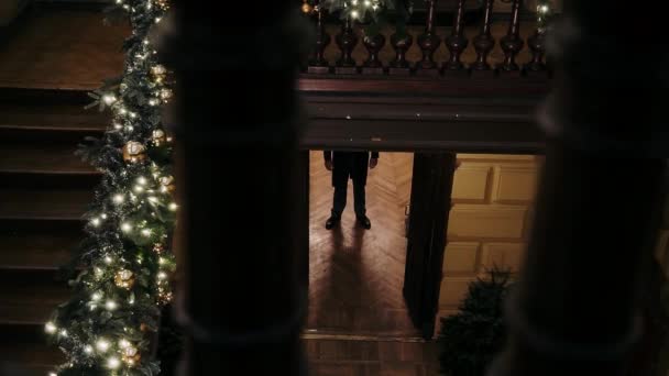 Homme Entre Dans Une Pièce Décorée Avec Décor Noël — Video