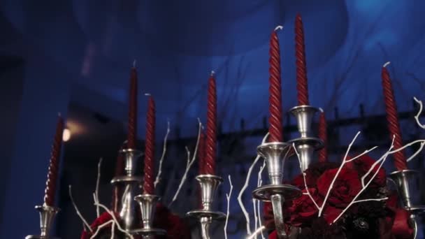 Старый Канделябр Красными Свечами Стоит Новогоднем Столе Фоне Синих Стен — стоковое видео