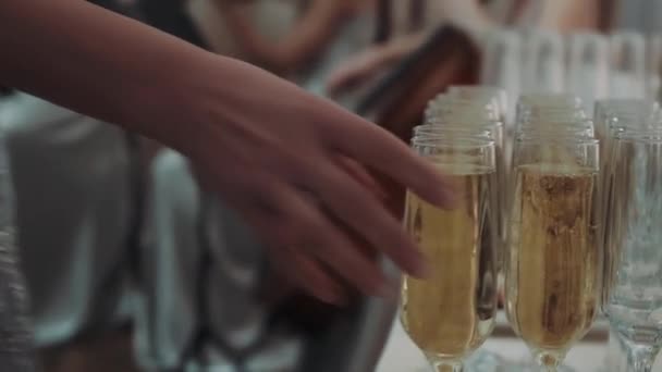 Aan Buffettafel Neemt Het Meisje Een Glas Champagne — Stockvideo
