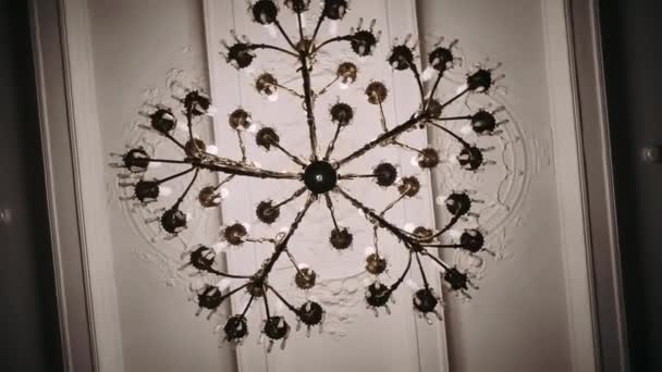 白い天井に吊るされた茶色いシャンデリア — ストック動画