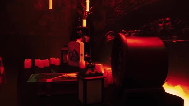 那是一张不同寻常的桌子 上面点着蜡烛 — 图库视频影像