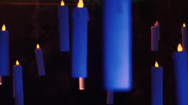 Uma Vista Lateral Uma Lâmpada Lanterna Velha Pendurada Iluminada Velas — Vídeo de Stock