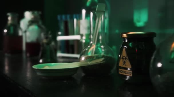 Prueba Química Botellas Llenado Con Líquido Verde Tapa Algodón Laboratorio — Vídeo de stock