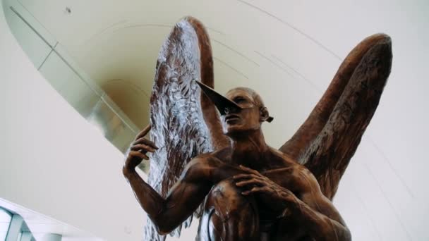 Man Met Vleugels Snavelstandbeeld — Stockvideo