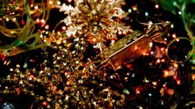 Yeni yıl oyuncakları. Noel oyuncakları bir Noel çelenginin arka planında parlar