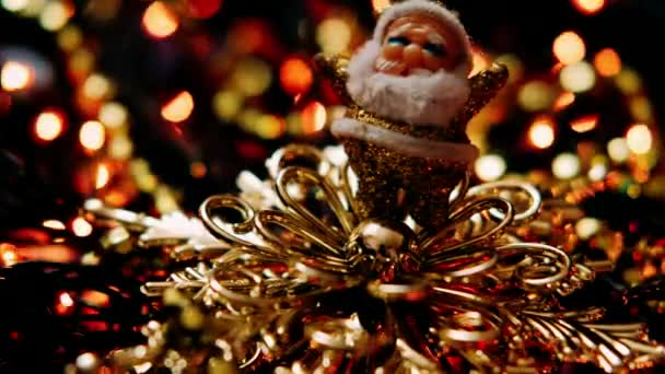 Санта Клаус Полосатой Конфеткой Бежит Дарить Подарки — стоковое видео