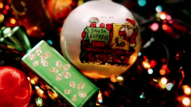 新年的玩具 圣诞老人带着条纹糖果跑来跑去送礼物 — 图库视频影像