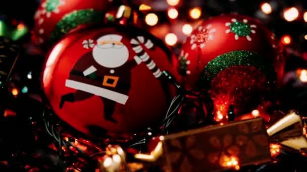 Yeni Yıl Oyuncakları Çizgili Şekerli Noel Baba Hediye Vermek Için — Stok video