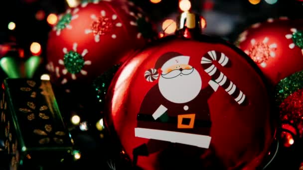 Nieuwjaarsspeelgoed Kerstman Met Een Gestreepte Snoep Loopt Geschenken Geven — Stockvideo
