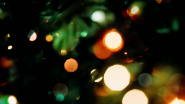 クリスマスライトはクリスマスガーランドからグレア — ストック動画