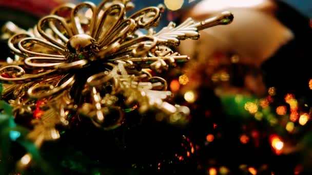 新年のおもちゃクリスマスのおもちゃはクリスマス ガーランドを背景に輝きます — ストック動画