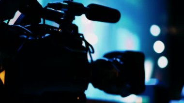  Yıldızlar için televizyon filmi sahnesi. Konser için hazırlık. Kamera bir sahne çeker..
