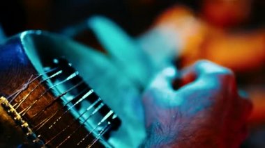  Luthier maker atölye ve klasik müzik aletleri müzik aletleri - tar - Ulusal Azeri müzik aleti yapma. Test ve eski müzik aleti işçiliği. Luthier çalışma