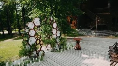 Bir yaz günü birçok sandalyeye kayıt için kemer